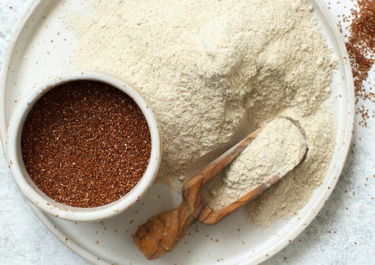 Teff flour and teff grain with a spoon